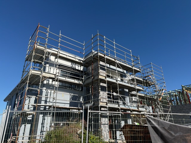Multi-level scaffold with protective mesh