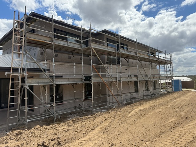 Full-length scaffold along house elevation