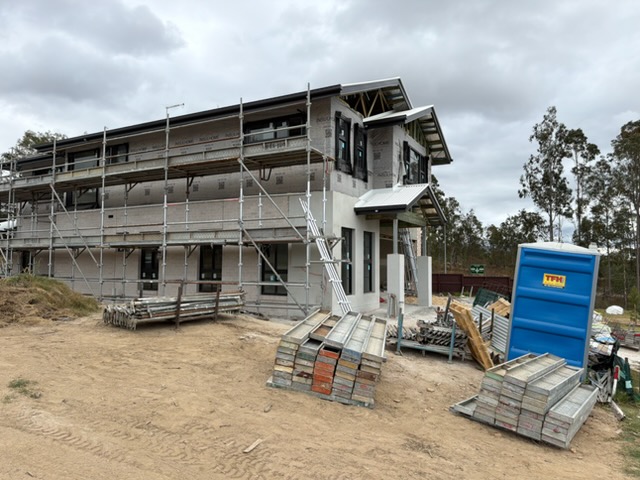 Corner scaffold install on a residential site